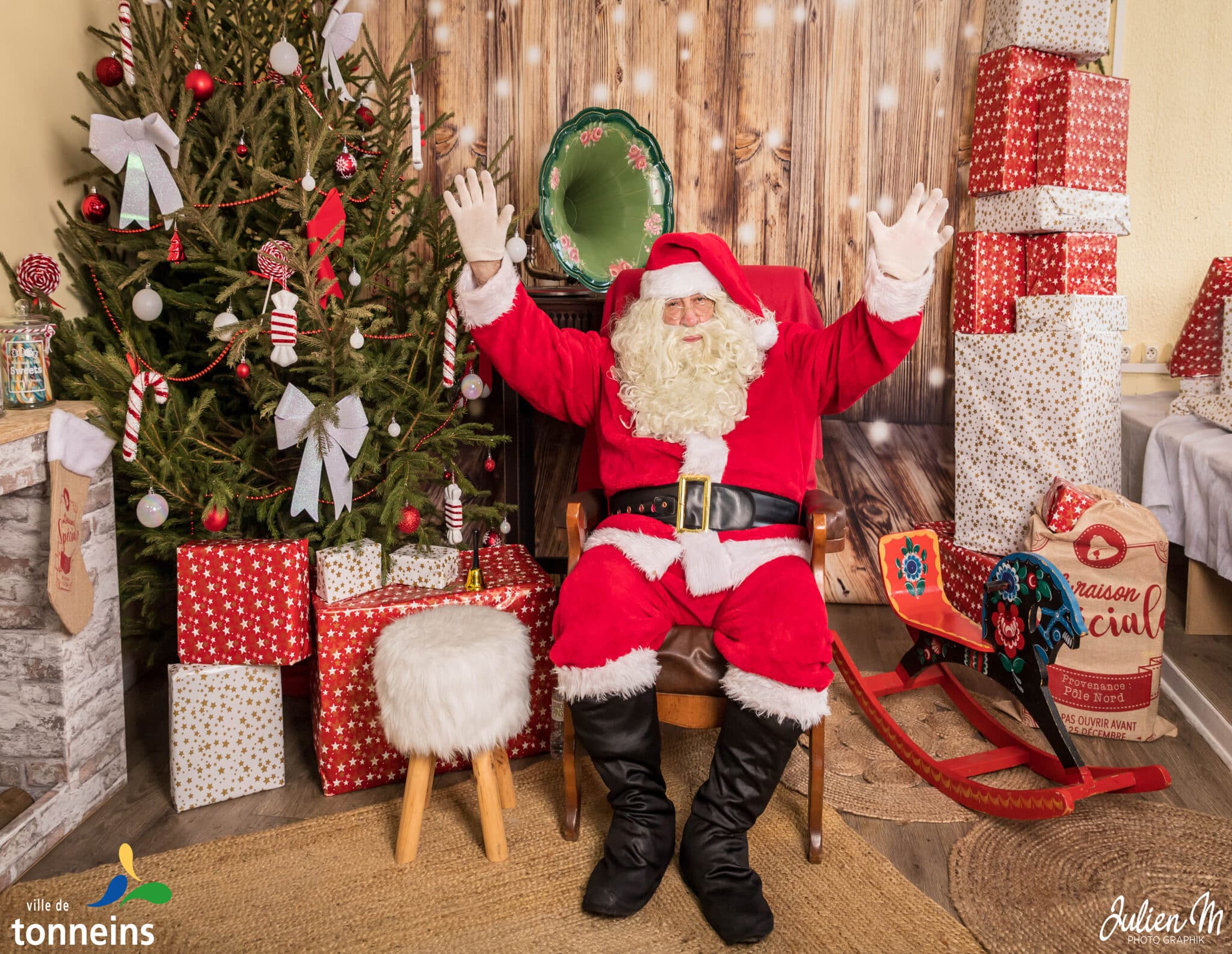 Stand Photo Pere Noel avec photographe professionnel pour arbre de Noël